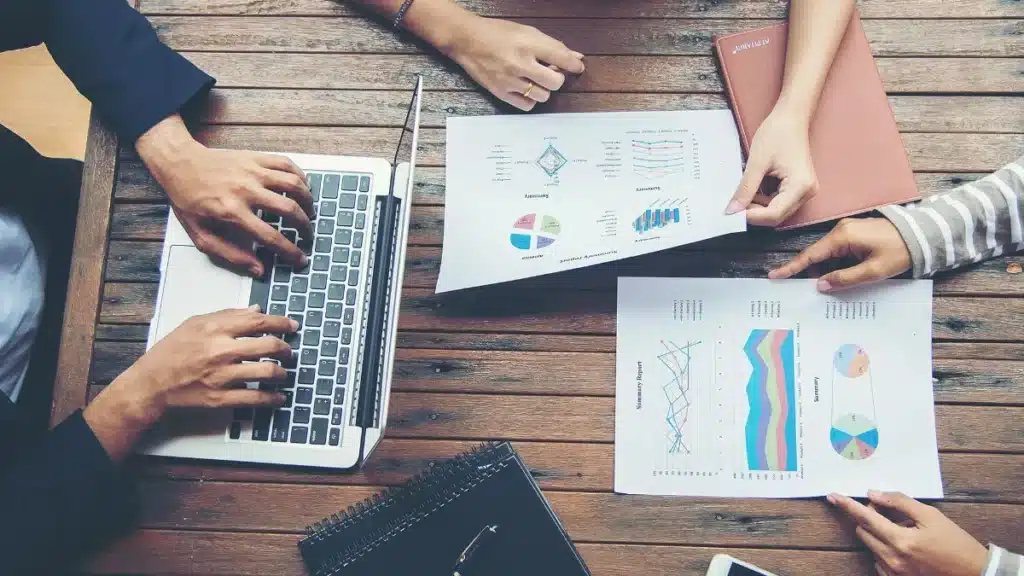 עבודה משרדית בשולחן